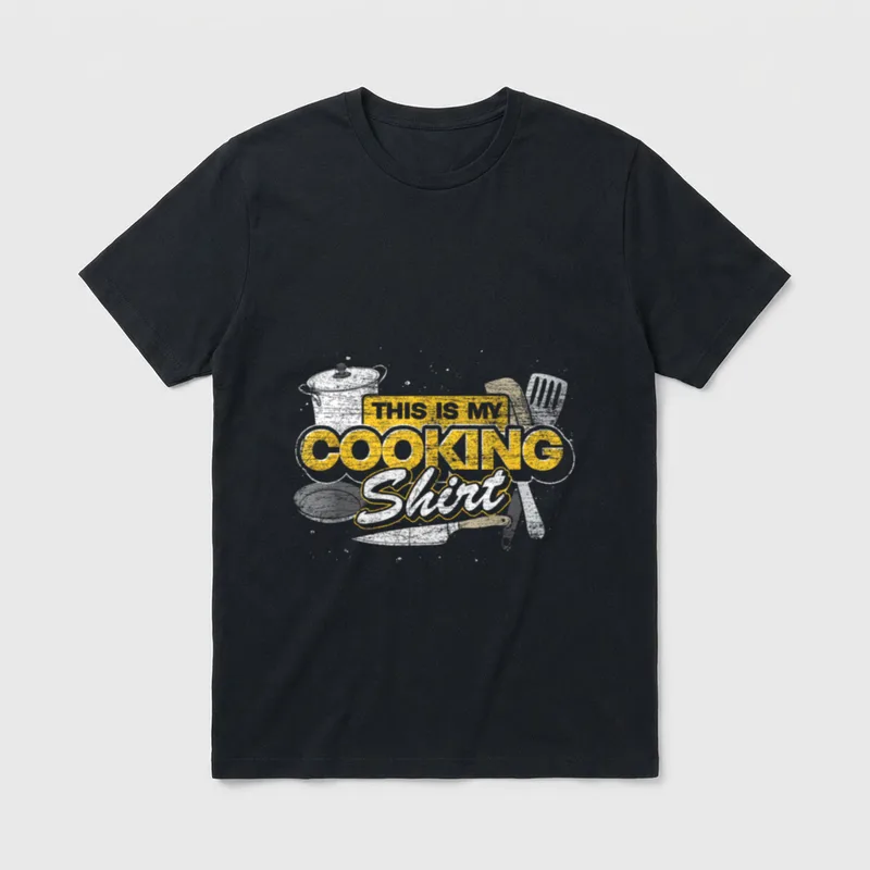 Das ist mein T-Shirt – Schriftzug „This Is My Cooking Shirt“ mit Topf, Messer, Pfannenwender – Klassisches T-Shirt in Schwarz