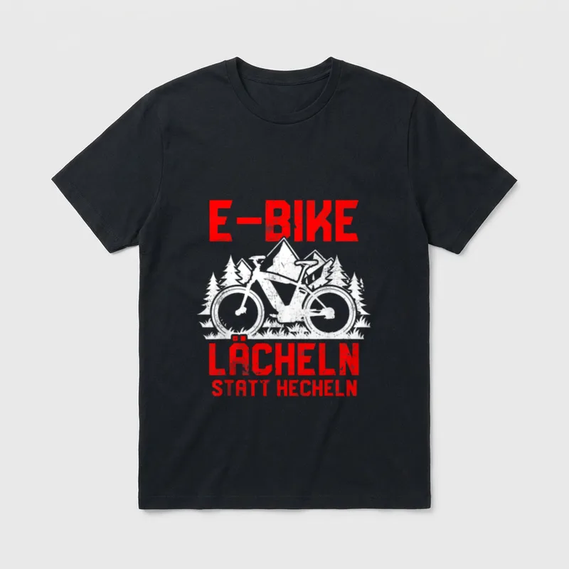 Fahrrad T-Shirt lustig – E-Bike Lächeln statt Hecheln, Fahrrad vor Bergen und Wald – Klassisches T-Shirt in Schwarz