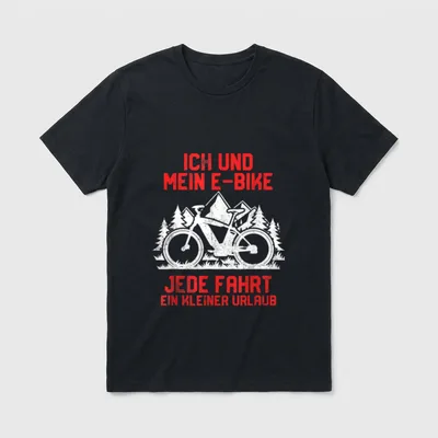Fahrrad T-Shirt lustig Damen – E-Bike vor Bergen mit Spruch „Jede Fahrt ein kleiner Urlaub“ – Klassisches T-Shirt in Schwarz