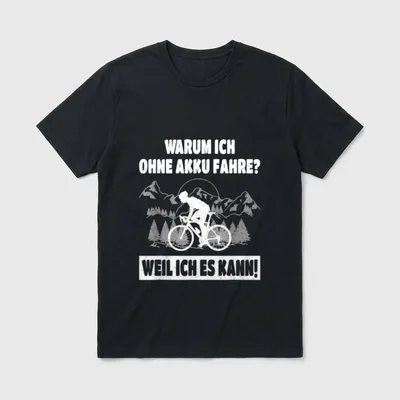 Warum Ich Ohne Akku T-Shirt – Radfahrer-Silhouette vor Bergen, Spruch „Weil ich es kann!“ – Klassisches T-Shirt in Schwarz