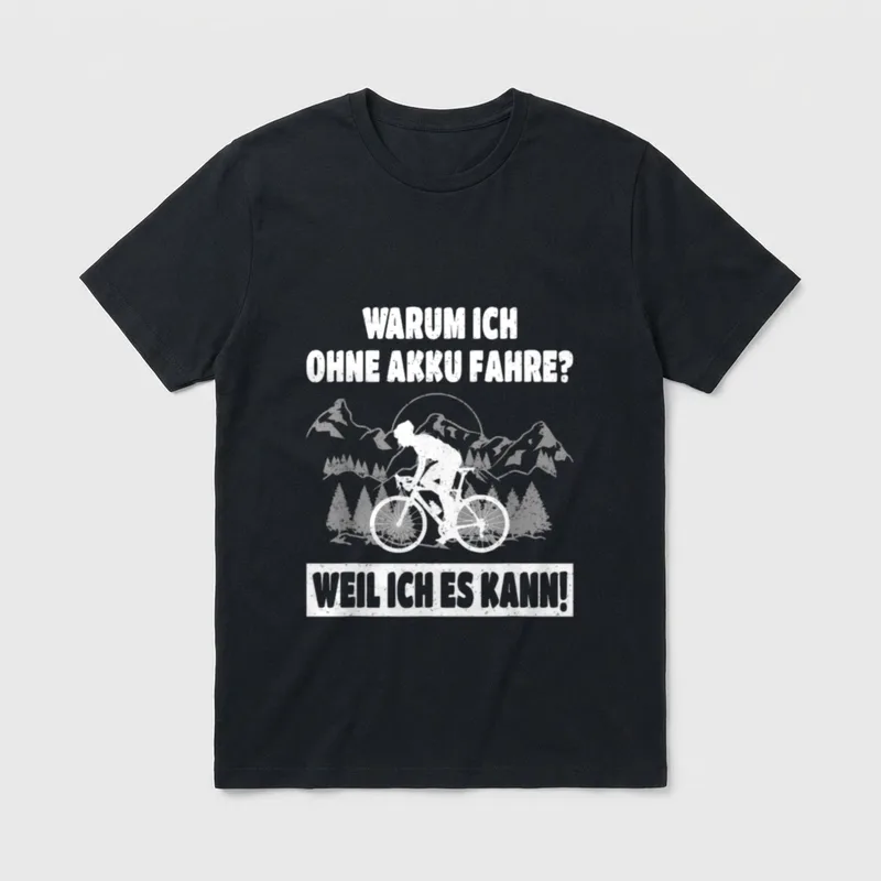 Warum Ich Ohne Akku T-Shirt – Radfahrer-Silhouette vor Bergen, Spruch „Weil ich es kann!“ – Klassisches T-Shirt in Schwarz