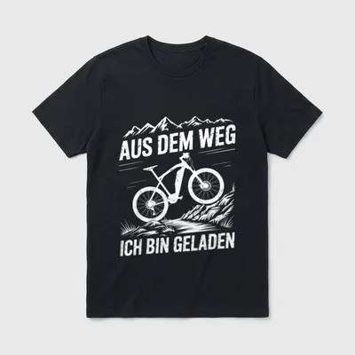 Akku E bike lustig T-Shirt – Mountainbike vor Bergen, Spruch „Aus dem Weg, ich bin geladen“ – Klassisches T-Shirt in Schwarz
