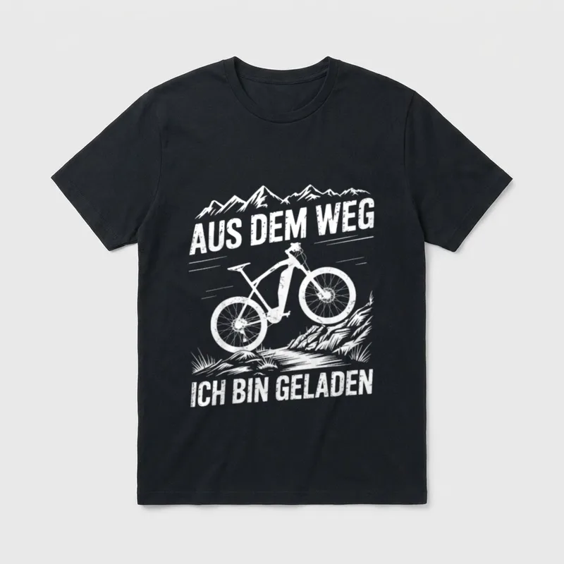 Akku E bike lustig T-Shirt – Mountainbike vor Bergen, Spruch „Aus dem Weg, ich bin geladen“ – Klassisches T-Shirt in Schwarz