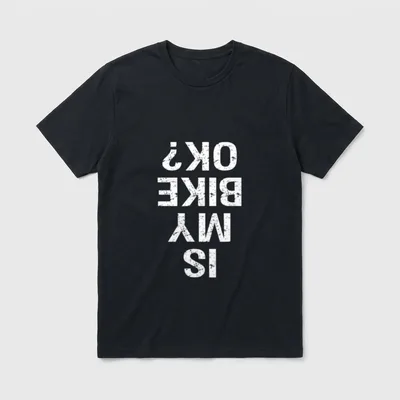Is My Bike Okay? T-Shirt – Schriftzug „IS MY BIKE OK?“ auf dem Kopf stehend, weiß – Klassisches T-Shirt in Schwarz