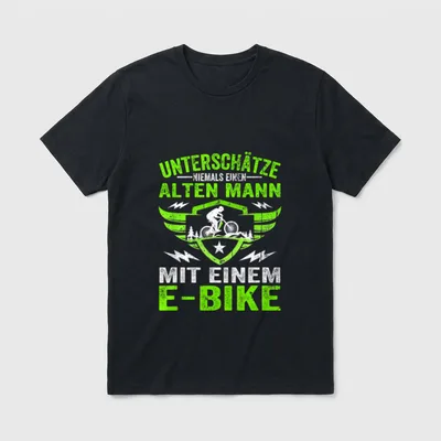 T-Shirt alter Mann Fahrrad – Schriftzug über einen alten Mann mit E-Bike im Wappen-Design – Klassisches T-Shirt in Schwarz