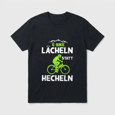 Ebike Lächeln Statt Hecheln T-Shirt – E-Bike Lächeln statt Hecheln, Fahrer vor Bergen – Klassisches T-Shirt in Schwarz