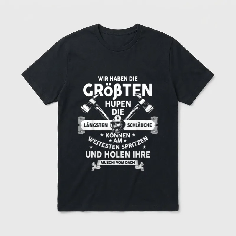 Lustige T-Shirt Sprüche Feuerwehr – Feuerwehrhelm, Äxte und Spruch über Hupen und Schläuche – Klassisches T-Shirt in Schwarz