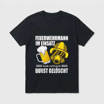 Feuerwehr T-Shirt Einsatz – Feuerwehrhelm, Bierkrug, Spruch „Durst gelöscht“ – Klassisches T-Shirt in Schwarz