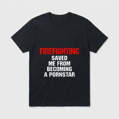 Feuerwehr Fun Shirt – Schriftzug „FIREFIGHTING SAVED ME FROM BECOMING A PORNSTAR“ – Klassisches T-Shirt in Schwarz
