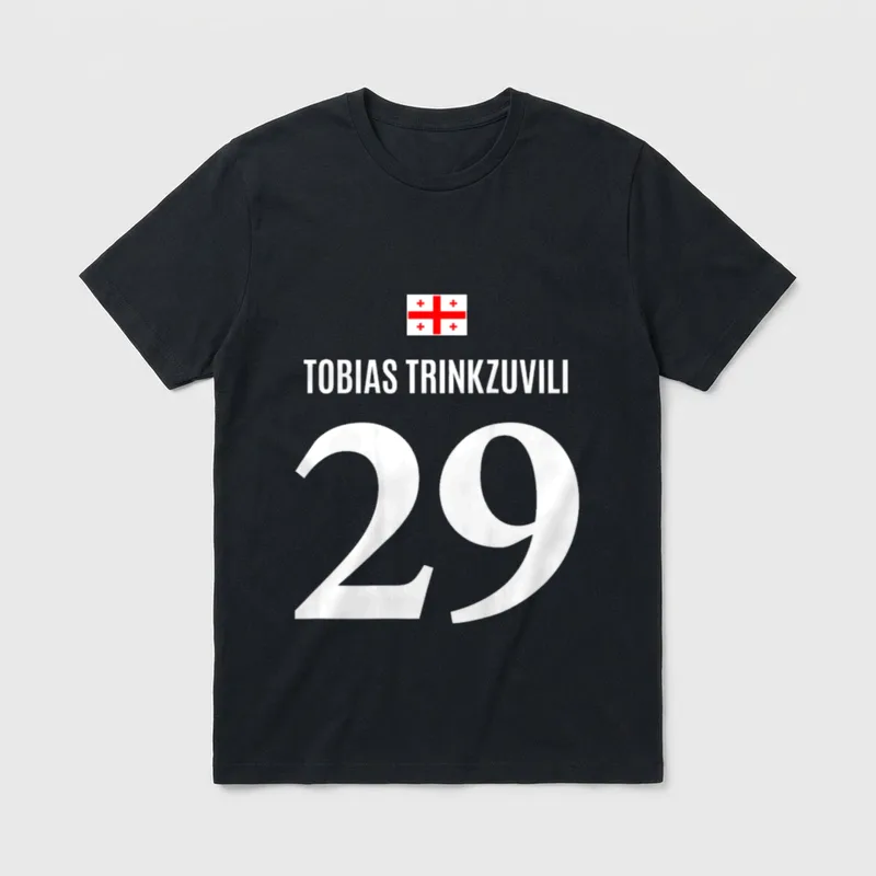 Lustiges Fußball Team Sauf T-Shirt – Georgische Flagge, Name Tobias Trinkzuvili, Nummer 29 – Klassisches T-Shirt in Schwarz