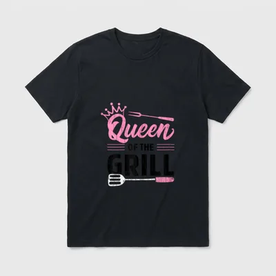 Queen of the Grill T-Shirt – Schriftzug „Queen of the Grill“ mit Krone, Gabel und Wender – Klassisches T-Shirt in Schwarz