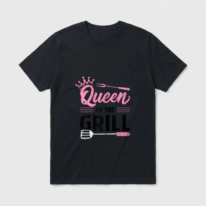 Queen of the Grill T-Shirt – Schriftzug „Queen of the Grill“ mit Krone, Gabel und Wender – Klassisches T-Shirt in Schwarz