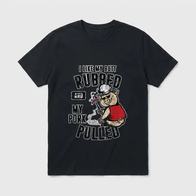 Lustiges Grill für Männer BBQ T-Shirt – Grillschwein mit Spieß, Spruch „Rubbed and Pulled“ – Klassisches T-Shirt in Schwarz