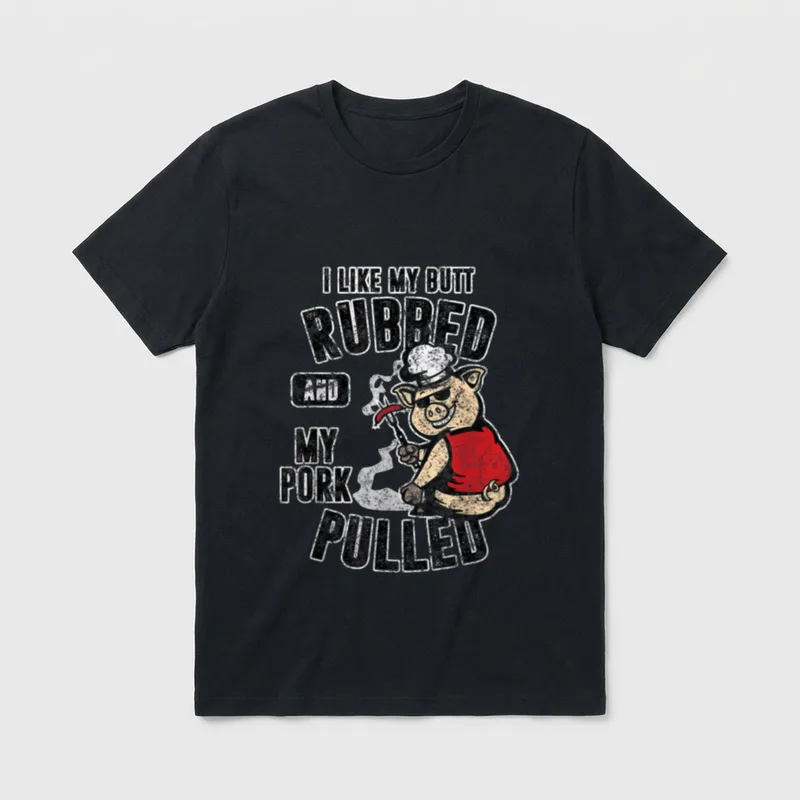 Lustiges Grill für Männer BBQ T-Shirt – Grillschwein mit Spieß, Spruch „Rubbed and Pulled“ – Klassisches T-Shirt in Schwarz