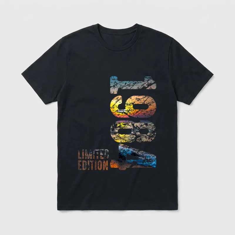 42. Geburtstag Mann Frau T-Shirt – 1982 Limited Edition数字印花T恤,复古故障艺术风格 – Klassisches T-Shirt in Schwarz