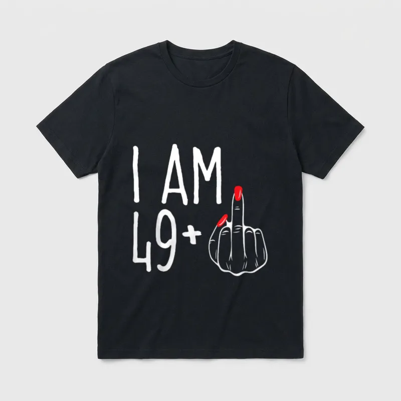 I Am 49 Plus T-Shirt – Schriftzug „I Am 49+“ neben Mittelfinger mit roten Nägeln – Klassisches T-Shirt in Schwarz