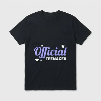 Official Teenager T-Shirt – Lila Official und weißer TEENAGER Schriftzug mit weißen Sternen – Klassisches T-Shirt in Schwarz