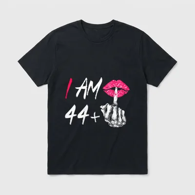 I Am 44 Plus T-Shirt – I AM 44+ mit pinken Lippen und Stinkefinger-Hand – Klassisches T-Shirt in Schwarz