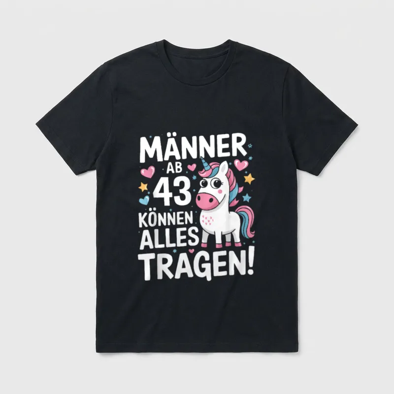43. Geburtstag Mann Männer T-Shirt – Einhorn mit Spruch „Männer ab 43 können alles tragen“ – Klassisches T-Shirt in Schwarz
