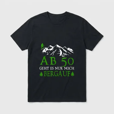 Ab 50 Geht Es T-Shirt – Wanderer vor Bergen mit Spruch „Ab 50 geht es nur noch bergauf“ – Klassisches T-Shirt in Schwarz
