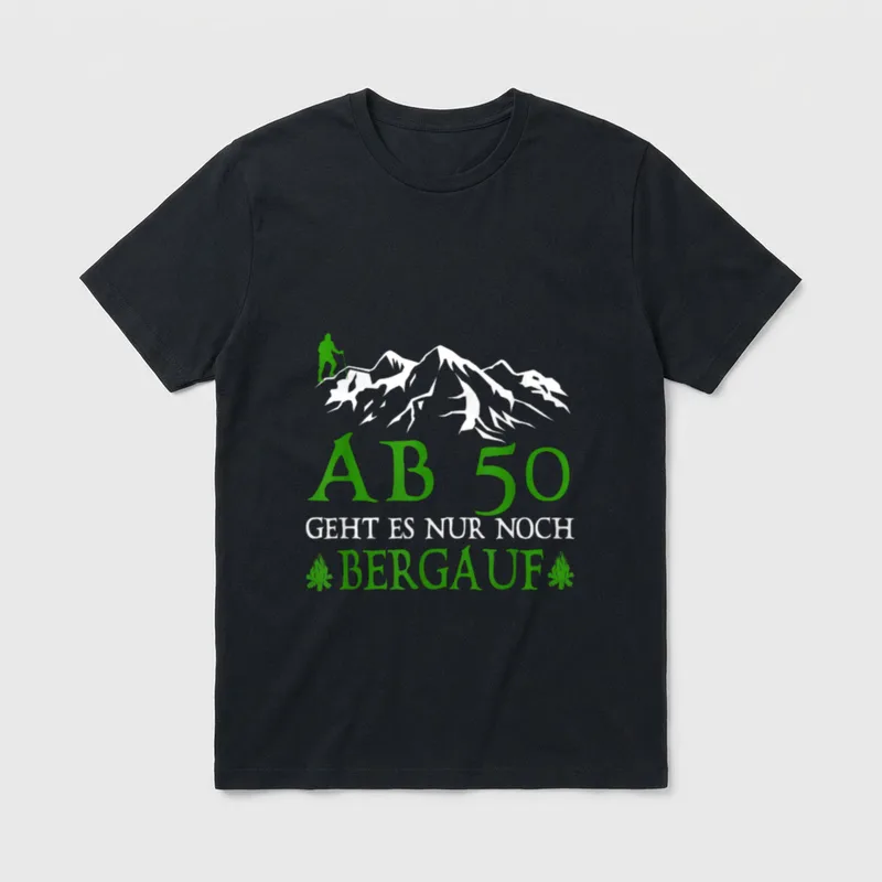 Ab 50 Geht Es T-Shirt – Wanderer vor Bergen mit Spruch „Ab 50 geht es nur noch bergauf“ – Klassisches T-Shirt in Schwarz