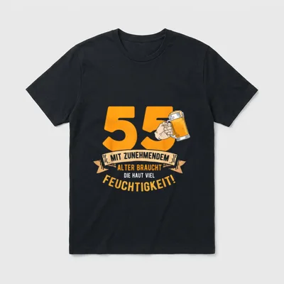 55. Geburtstag Männer Lustige T-Shirt – Zahl 55, Bierkrug, Spruch „Feuchtigkeit“ auf Banner – Klassisches T-Shirt in Schwarz