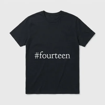Vierzehn Jahre T-Shirt – Weißer Schriftzug #fourteen auf grauem Grund – Klassisches T-Shirt in Schwarz