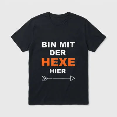 Halloween T-Shirt Herren – Schriftzug „Bin mit der Hexe hier“ mit Pfeil – Klassisches T-Shirt in Schwarz