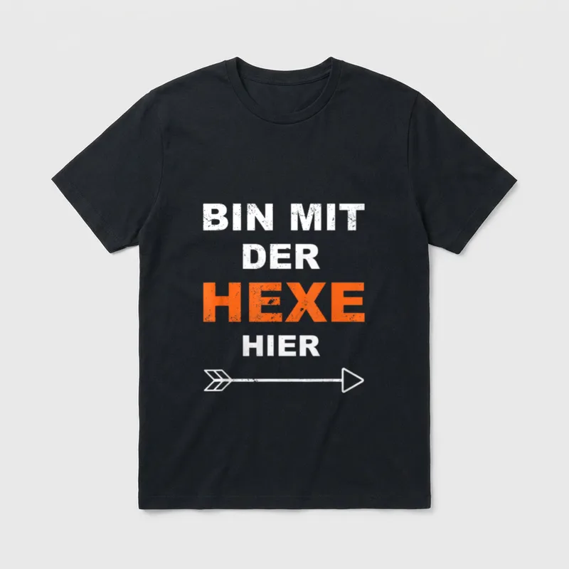 Halloween T-Shirt Herren – Schriftzug „Bin mit der Hexe hier“ mit Pfeil – Klassisches T-Shirt in Schwarz