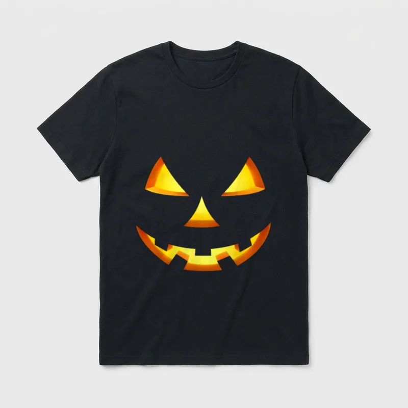 Halloween Retro Shirt – Oranges Kürbisgesicht mit Dreiecksaugen und gezacktem Grinsen – Klassisches T-Shirt in Schwarz