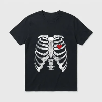 Halloween T-Shirt Design – Weißer Rippenbogen mit rotem Herz im Röntgenlook – Klassisches T-Shirt in Schwarz