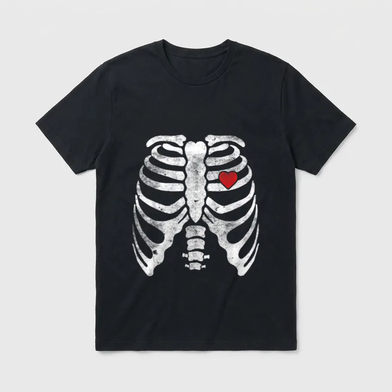 Halloween T-Shirt Design – Weißer Rippenbogen mit rotem Herz im Röntgenlook – Klassisches T-Shirt in Schwarz