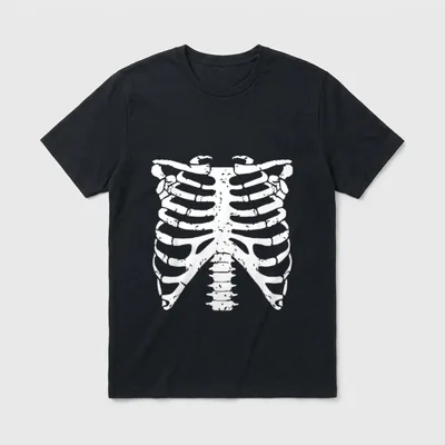 Halloween Skelett T-Shirt – Weißer Brustkorb mit Wirbelsäule und Rippen auf grauem Grund – Klassisches T-Shirt in Schwarz