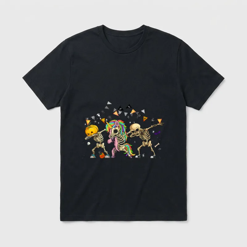 Lustig Dab Skelett Einhorn T-Shirt – Drei dabbende Skelette: Kürbiskopf, Einhorn, Totenkopf – Klassisches T-Shirt in Schwarz