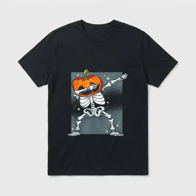 Lustiges Halloween Skelett T-Shirt – Skelett mit Kürbiskopf tanzt den Dab zwischen Sternen – Klassisches T-Shirt in Schwarz