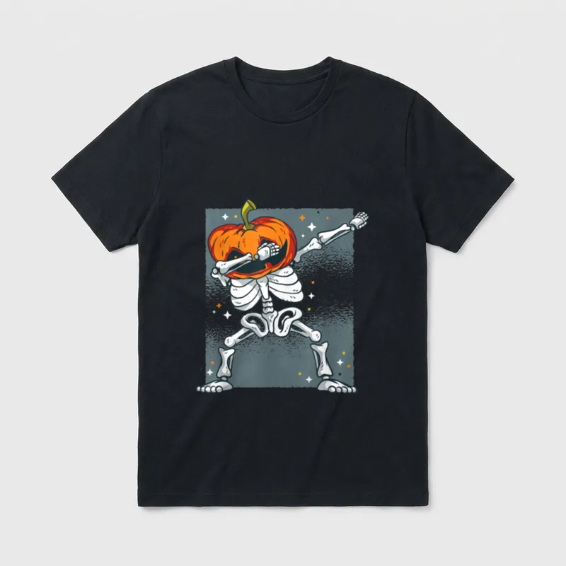 Lustiges Halloween Skelett T-Shirt – Skelett mit Kürbiskopf tanzt den Dab zwischen Sternen – Klassisches T-Shirt in Schwarz