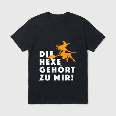 Die Hexe gehört T-Shirt – Hexe auf Besen, Spruch „Die Hexe gehört zu mir!“ – Klassisches T-Shirt in Schwarz