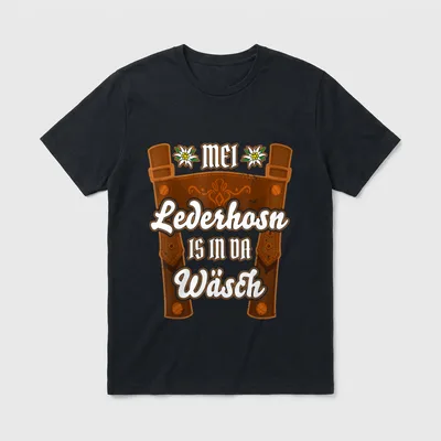 Mei Lederhosn is T-Shirt – Lederhose mit Schriftzug „Mei Lederhosn is in da Wäsch“ – Klassisches T-Shirt in Schwarz
