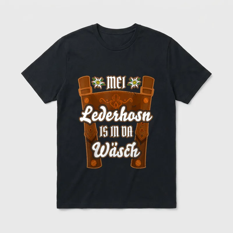 Mei Lederhosn is T-Shirt – Lederhose mit Schriftzug „Mei Lederhosn is in da Wäsch“ – Klassisches T-Shirt in Schwarz