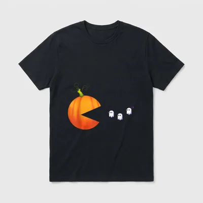 Halloween Kürbis & Geister T-Shirt – Kürbis mit großem Mund jagt drei kleine Geister – Klassisches T-Shirt in Schwarz