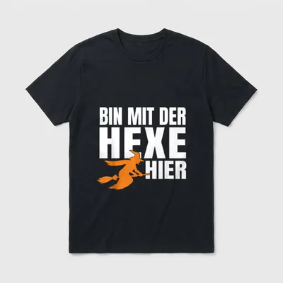 Bin Mit Der Hexe T-Shirt – Schriftzug „Bin Mit Der Hexe Hier“ mit fliegender Hexe – Klassisches T-Shirt in Schwarz