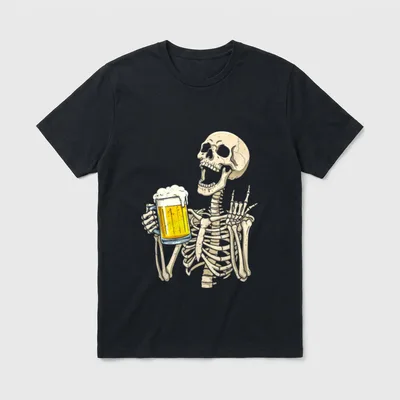 Skelett Trinken Bier Lustiges T-Shirt – Skelett mit Bierkrug und Rock-Hand-Geste – Klassisches T-Shirt in Schwarz