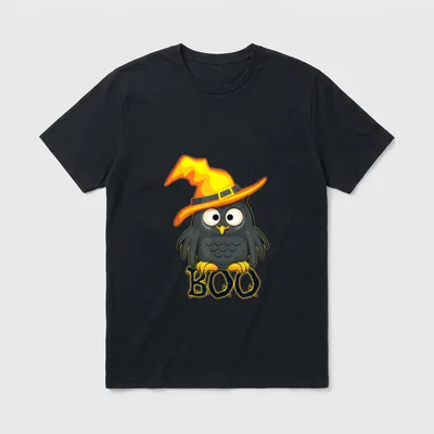 Lustige und süße Eule T-Shirt – Eule mit Hexenhut sitzt auf dem Wort BOO – Klassisches T-Shirt in Schwarz