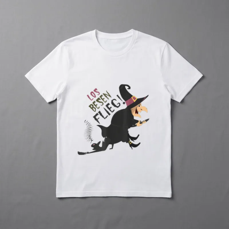 Verrückte Hexe fliegt T-Shirt – Hexe reitet auf schwarzer Katze, Spruch „Los Besen flieg!“ – Klassisches T-Shirt in Schwarz