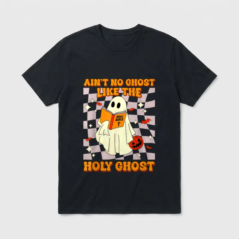Ain't No Ghost Like T-Shirt – Gespenst liest Bibel neben Kürbis, Fledermäusen, Sternen – Klassisches T-Shirt in Schwarz
