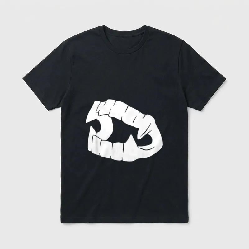Falsche Zähne Vampir Lustige T-Shirt – Weißes Vampirgebiss mit spitzen Fangzähnen – Klassisches T-Shirt in Schwarz