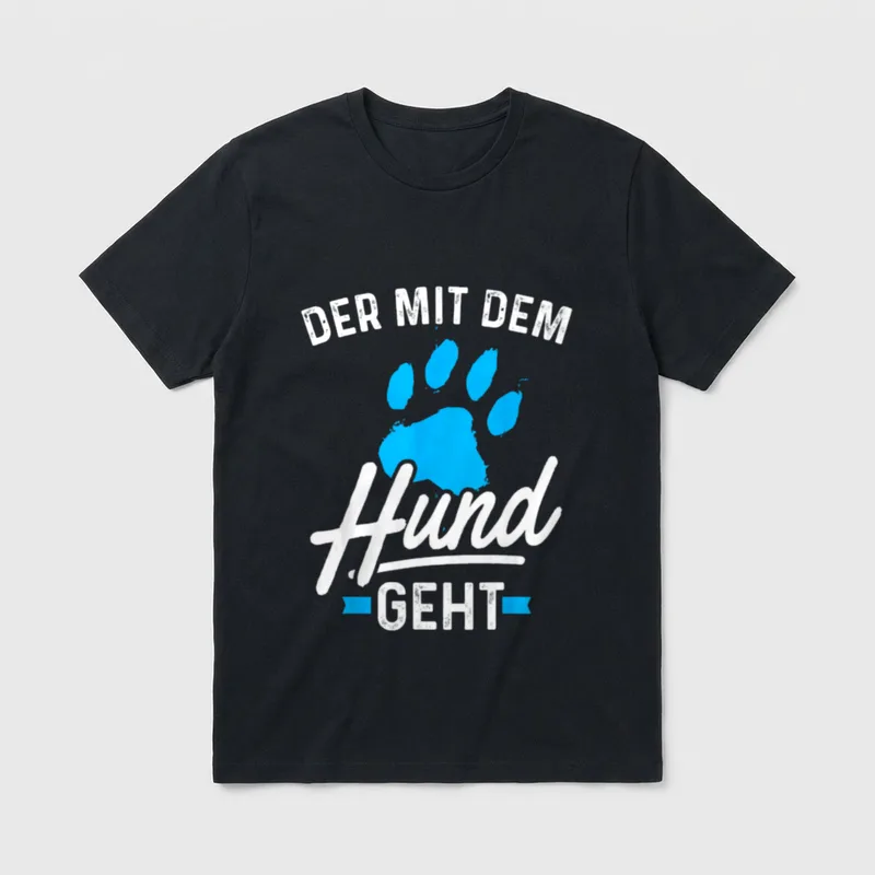 Der mit dem Hund T-Shirt – Blauer Pfotenabdruck mit weißem Schriftzug DER MIT DEM Hund GEHT – Klassisches T-Shirt in Schwarz