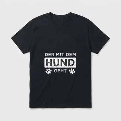Der mit dem Hund T-Shirt 0158 – Schriftzug „Der mit dem Hund geht“ mit zwei Pfotenabdrücken – Klassisches T-Shirt in Schwarz