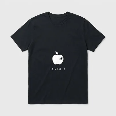 I Fixed It Lustiger T-Shirt – Weißer Apfel mit Biss und Pflaster, Schriftzug „I fixed it.“ – Klassisches T-Shirt in Schwarz