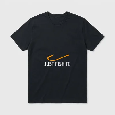 Just Fish it Sportlicher T-Shirt – Orangefarbener Angelhaken über Schriftzug „JUST FISH IT.“ – Klassisches T-Shirt in Schwarz